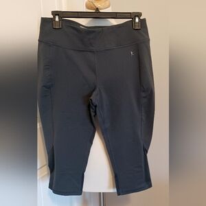 Danskin Now yoga dark gray capris Sz Med #J03
